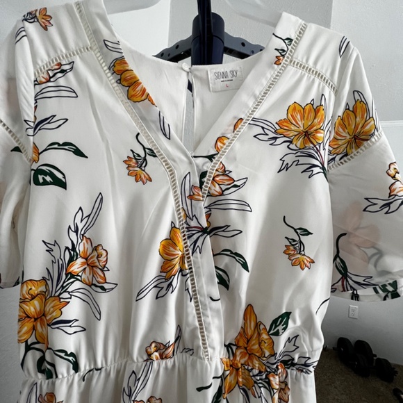 BRAND: Sienna Sky. Made in Vietnam, size Large. Casual - Picture 4 of 8